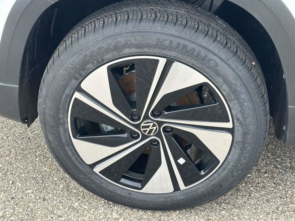 New 2026 Volkswagen Taos SE image 7