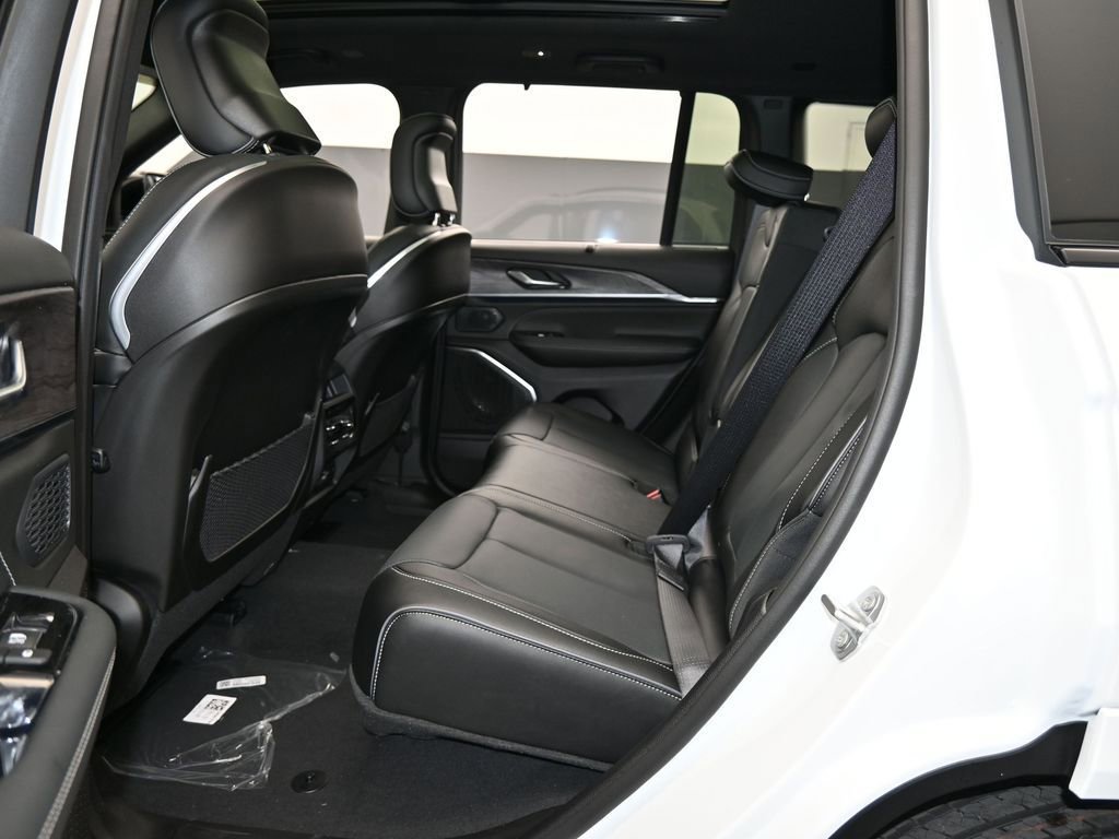 Used 2024 Jeep Grand Cherokee Overland w/ Luxury Tech Group IV image 33