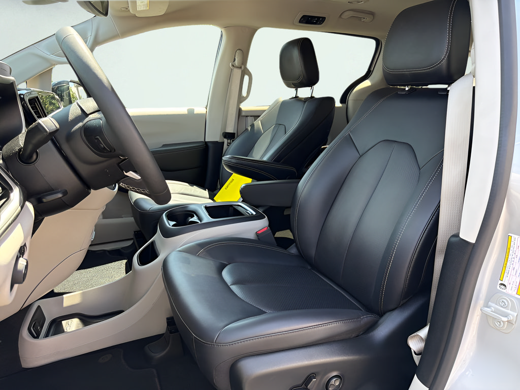 Used 2024 Chrysler Pacifica Touring-L FWD image 17