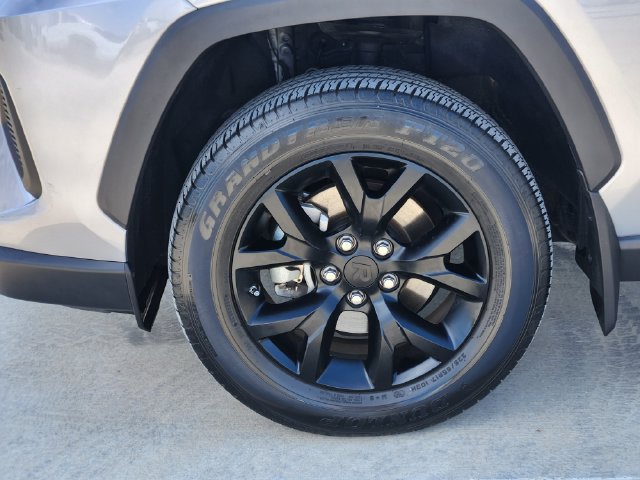 Used 2024 Toyota RAV4 LE FWD image 11