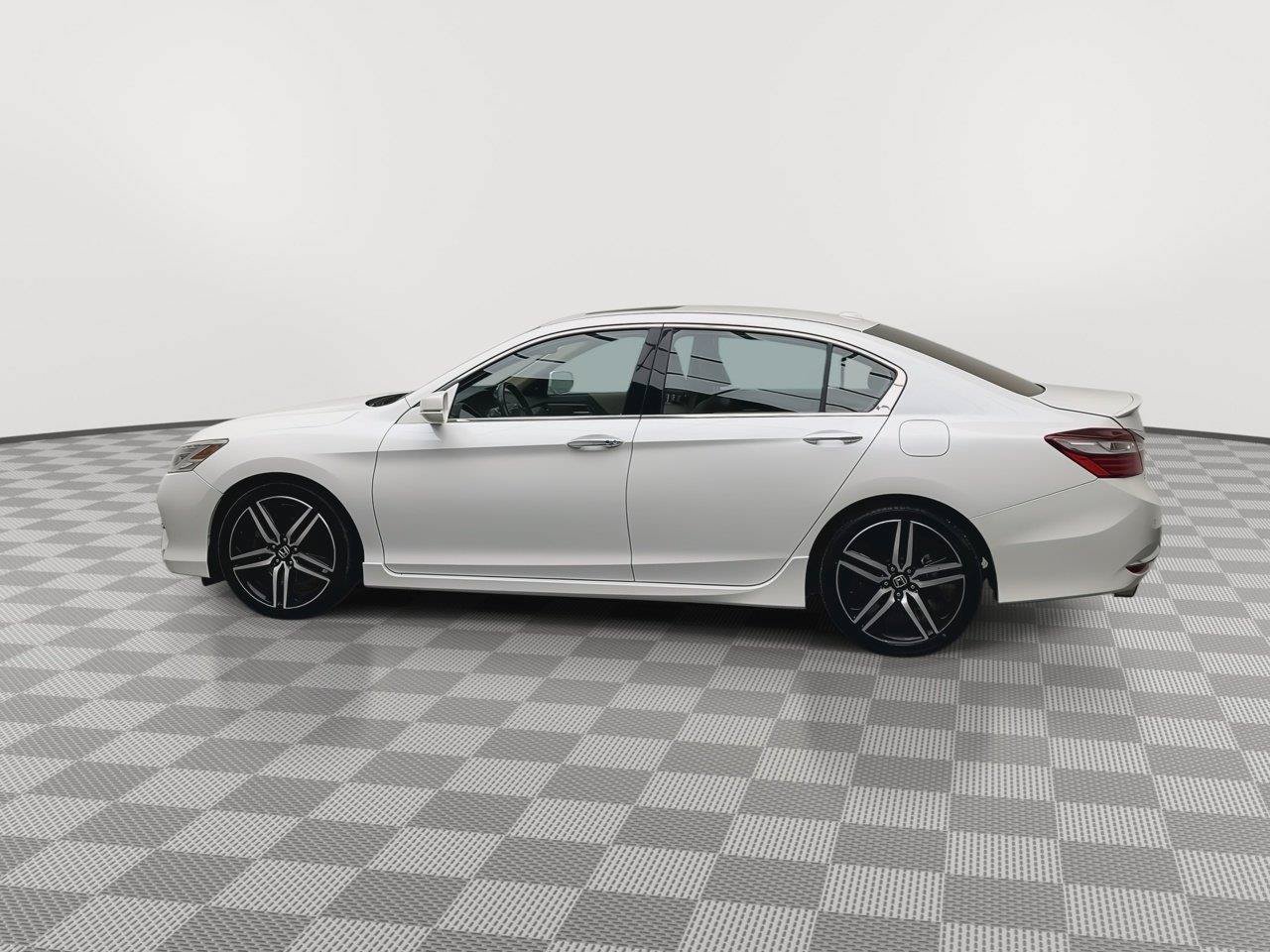 Used 2017 Honda Accord Touring image 35
