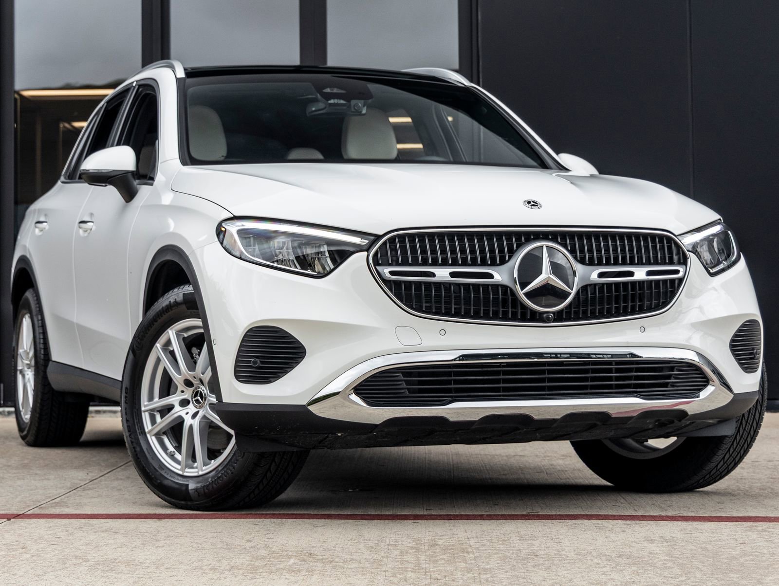 Used 2025 Mercedes-Benz GLC 300 image 2