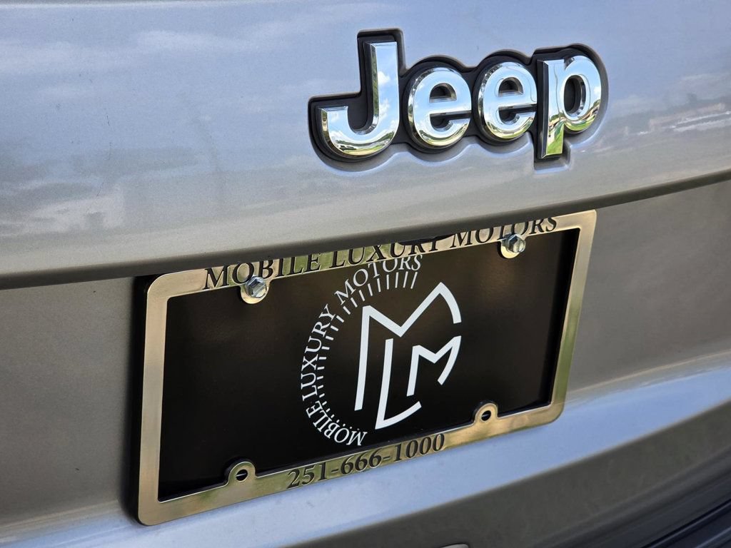 Used 2021 Jeep Grand Cherokee Laredo AWD/4WD image 25