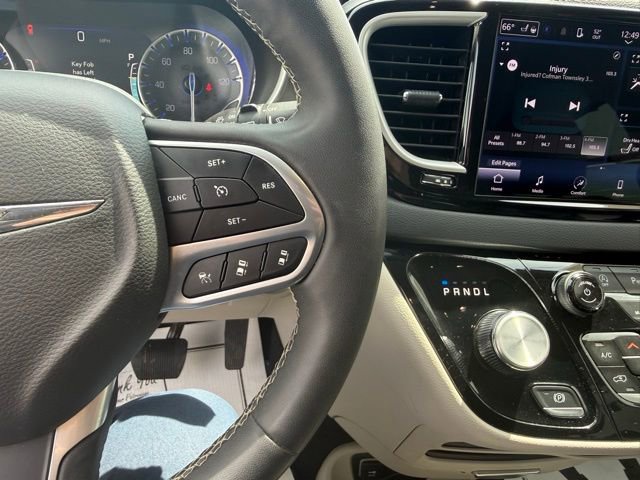 Used 2023 Chrysler Pacifica Touring-L image 21