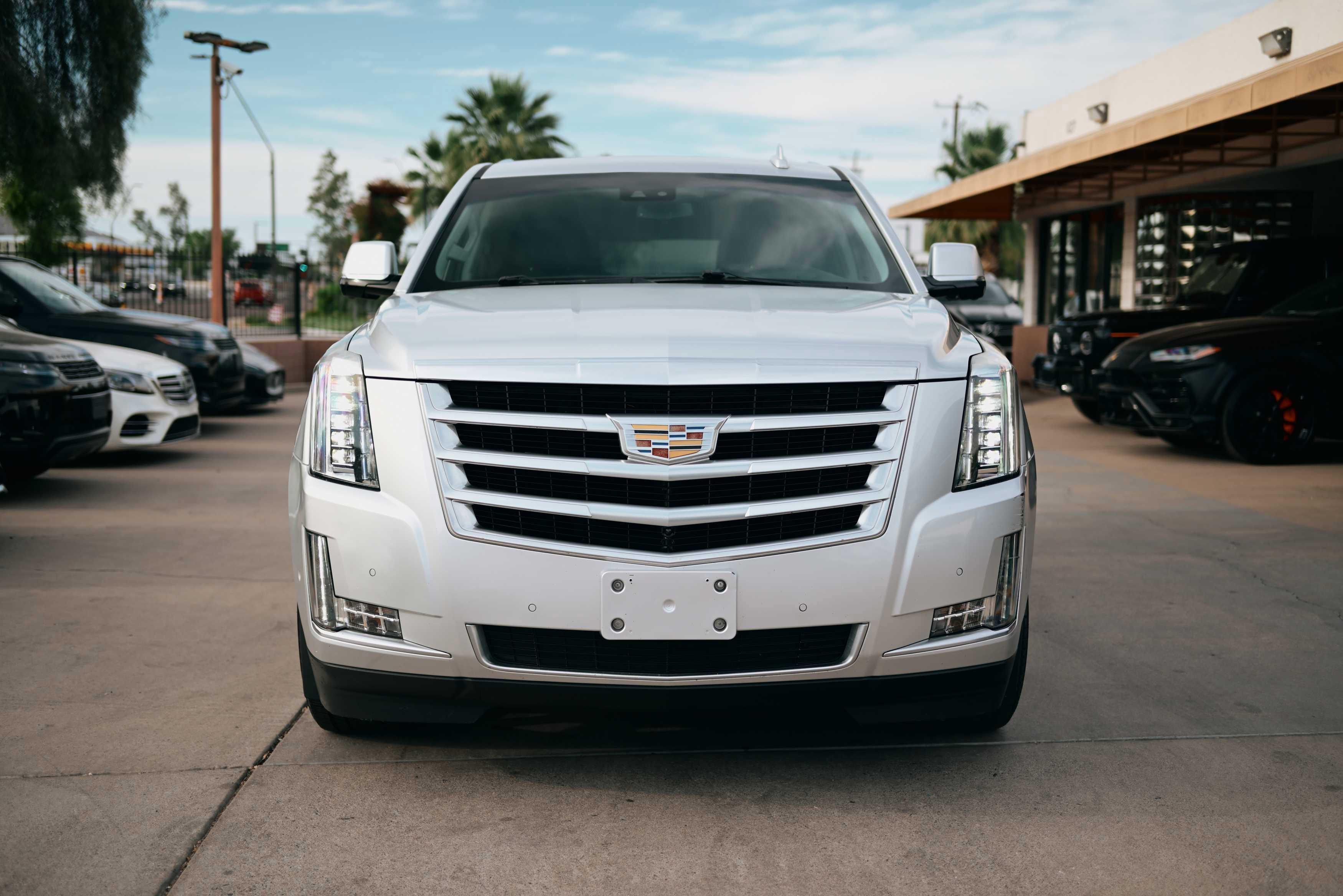 Used 2019 Cadillac Escalade ESV Luxury image 2