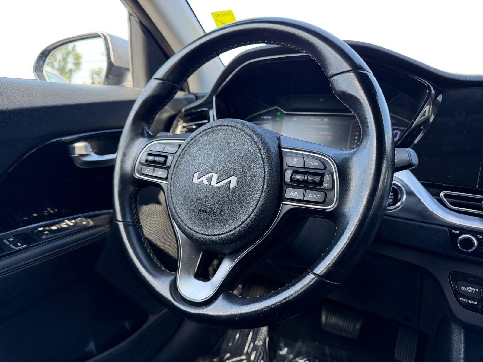 Used 2022 Kia Niro LXS w/ Digital Cluster Package FWD image 9