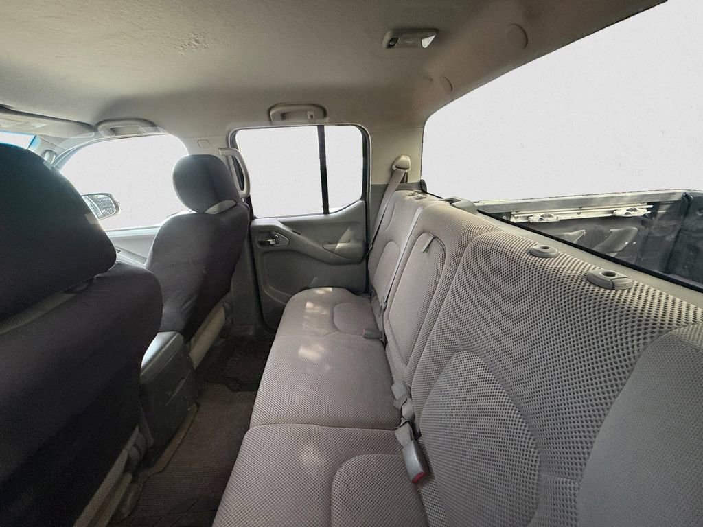 Used 2005 Nissan Frontier SE w/ (P01) Power Pkg AWD/4WD image 8
