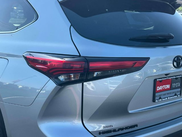 Used 2020 Toyota Highlander XLE AWD/4WD image 9