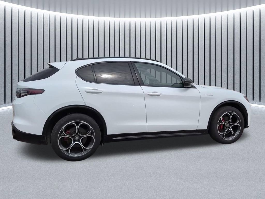 Used 2024 Alfa Romeo Stelvio Veloce image 4