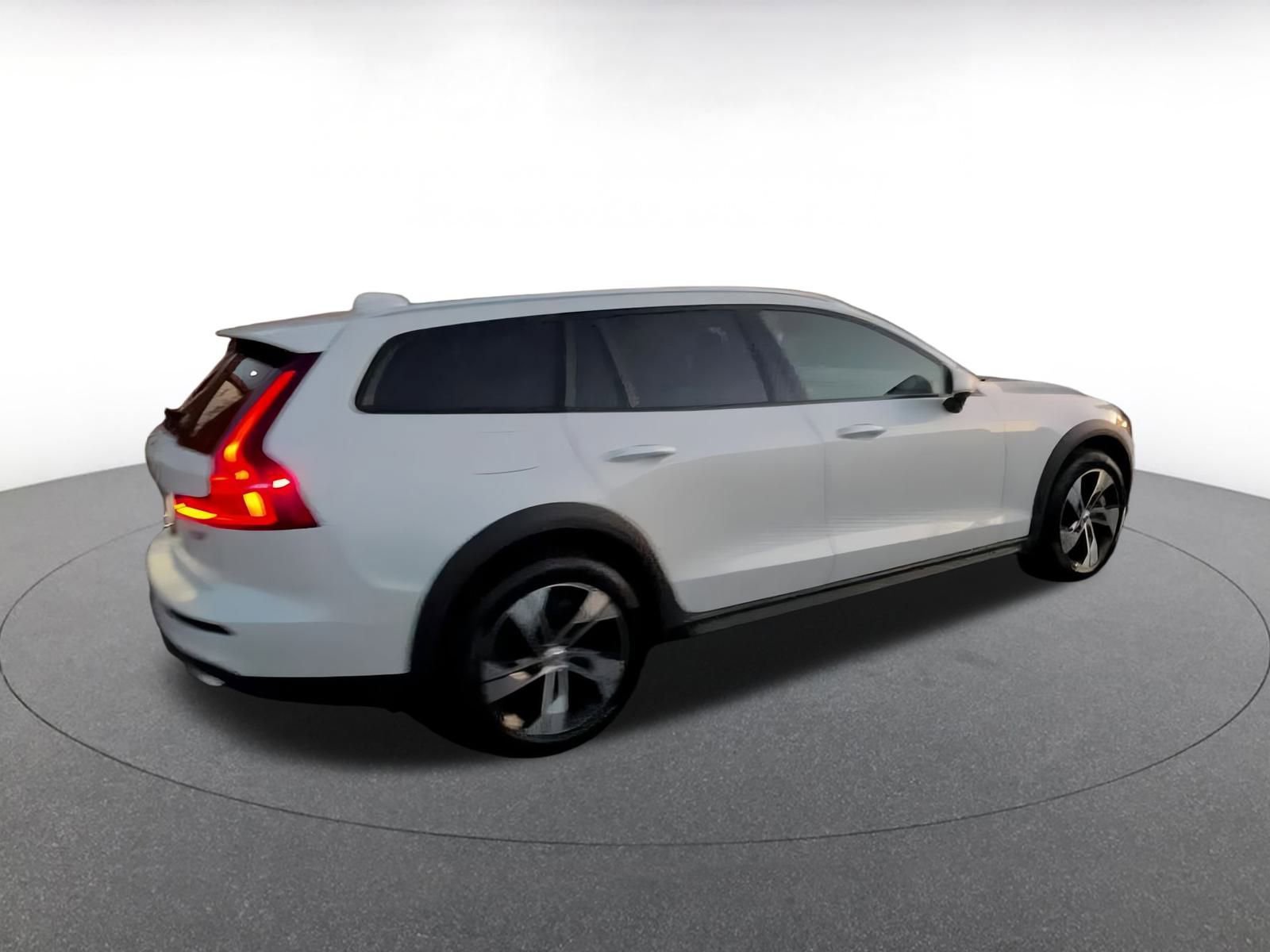 Used 2025 Volvo V60 B5 Cross Country Plus image 14