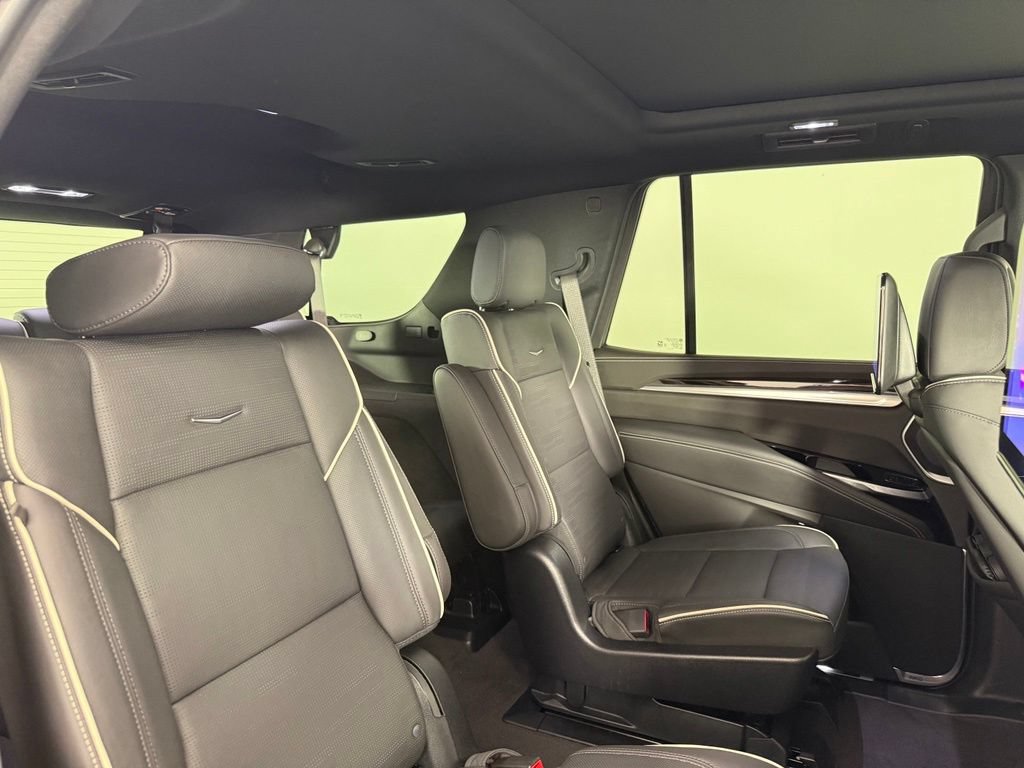 Used 2025 Cadillac Escalade Premium Luxury AWD/4WD image 18
