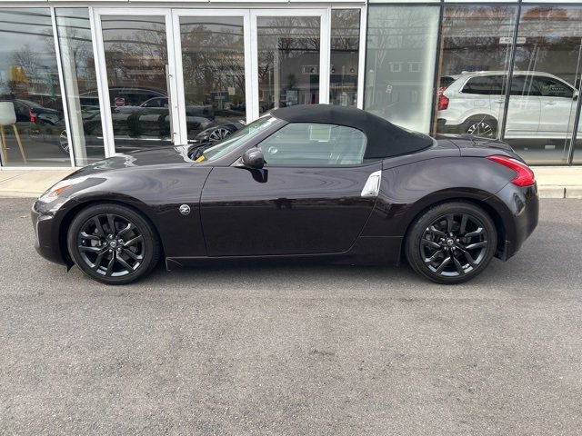 Used 2017 Nissan 370Z Touring image 2
