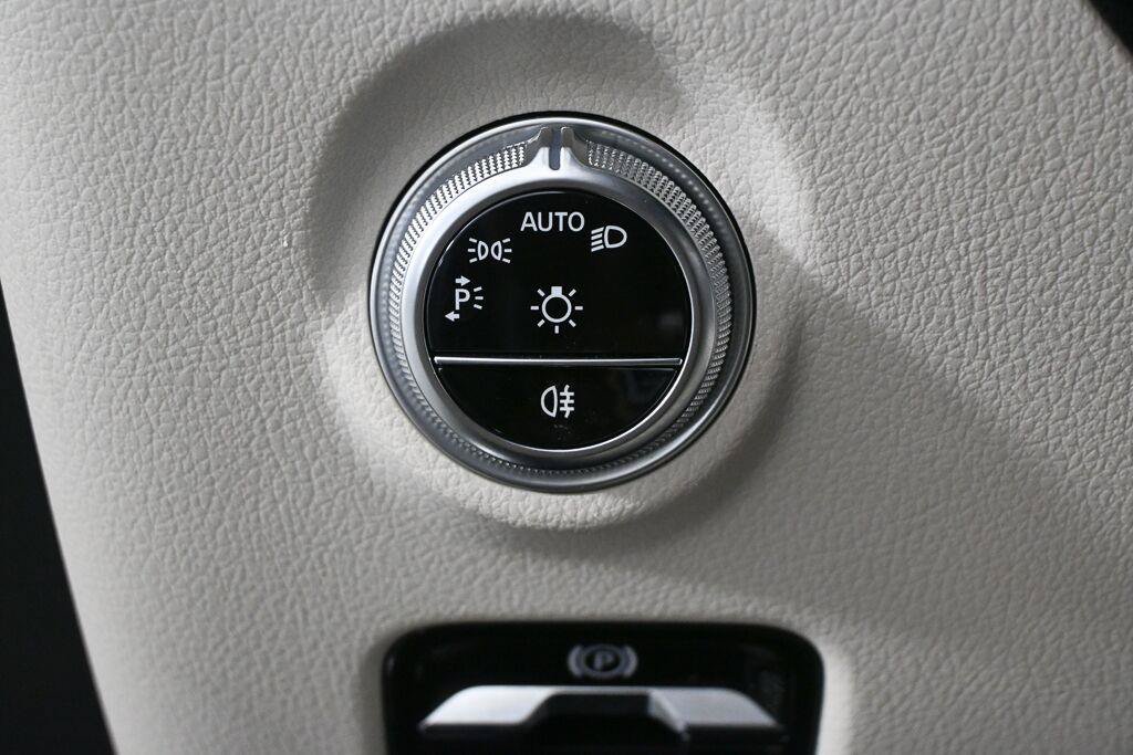 Used 2023 Mercedes-Benz C 300 Sedan image 9