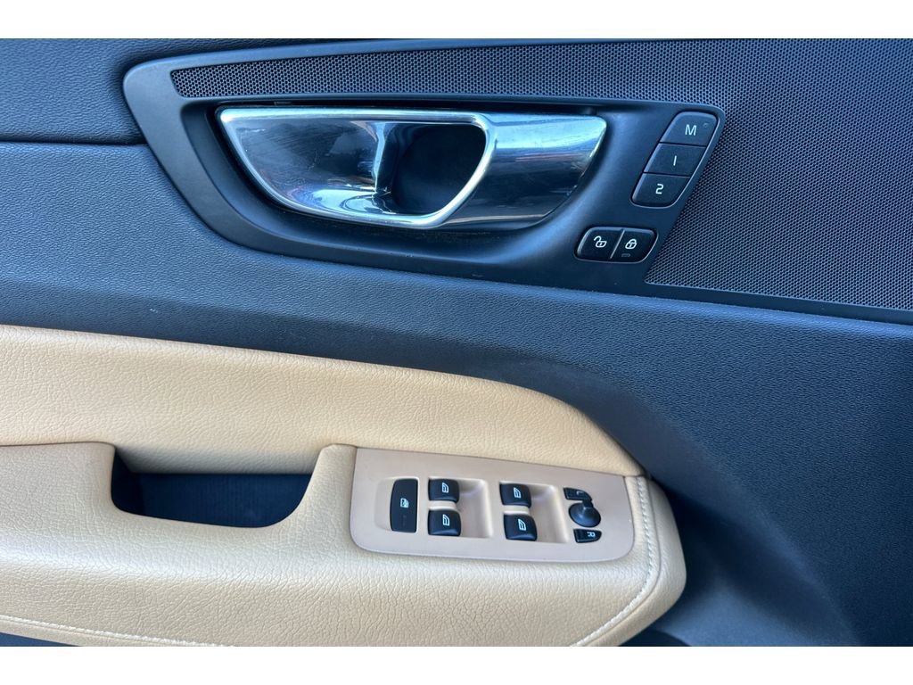 Used 2018 Volvo XC60 T5 Momentum image 11