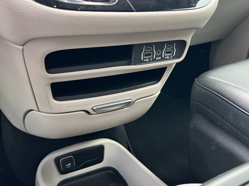 Used 2024 Chrysler Pacifica Limited FWD image 18