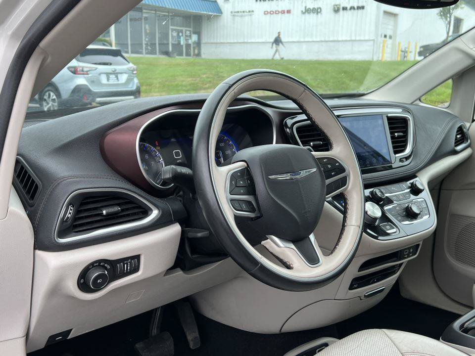 Used 2017 Chrysler Pacifica Limited w/ UConnect Theater Package FWD image 20