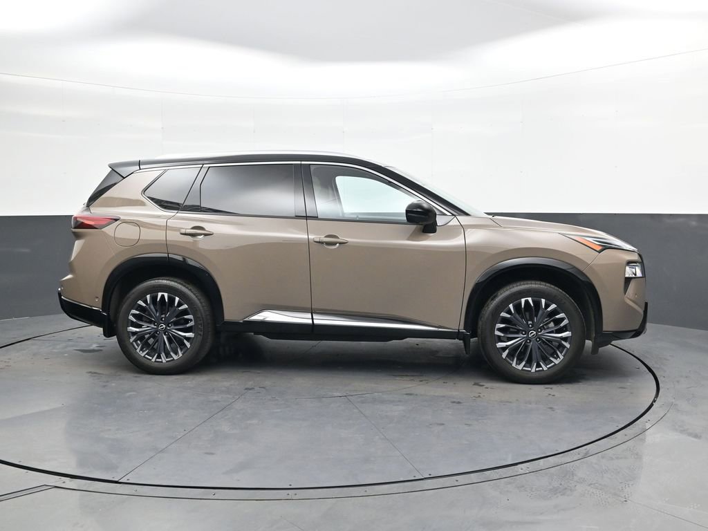 Used 2024 Nissan Rogue Platinum image 3