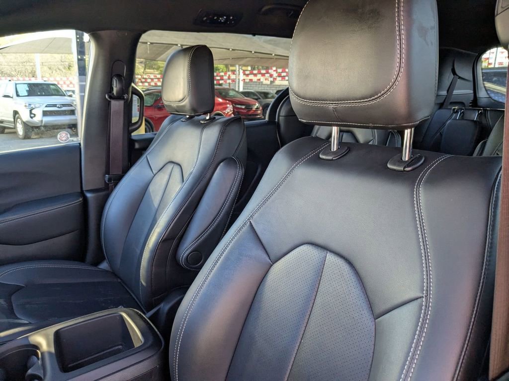 Used 2025 Chrysler Pacifica Select image 13