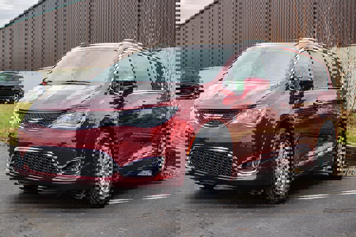 Used 2019 Chrysler Pacifica Touring-L image 3