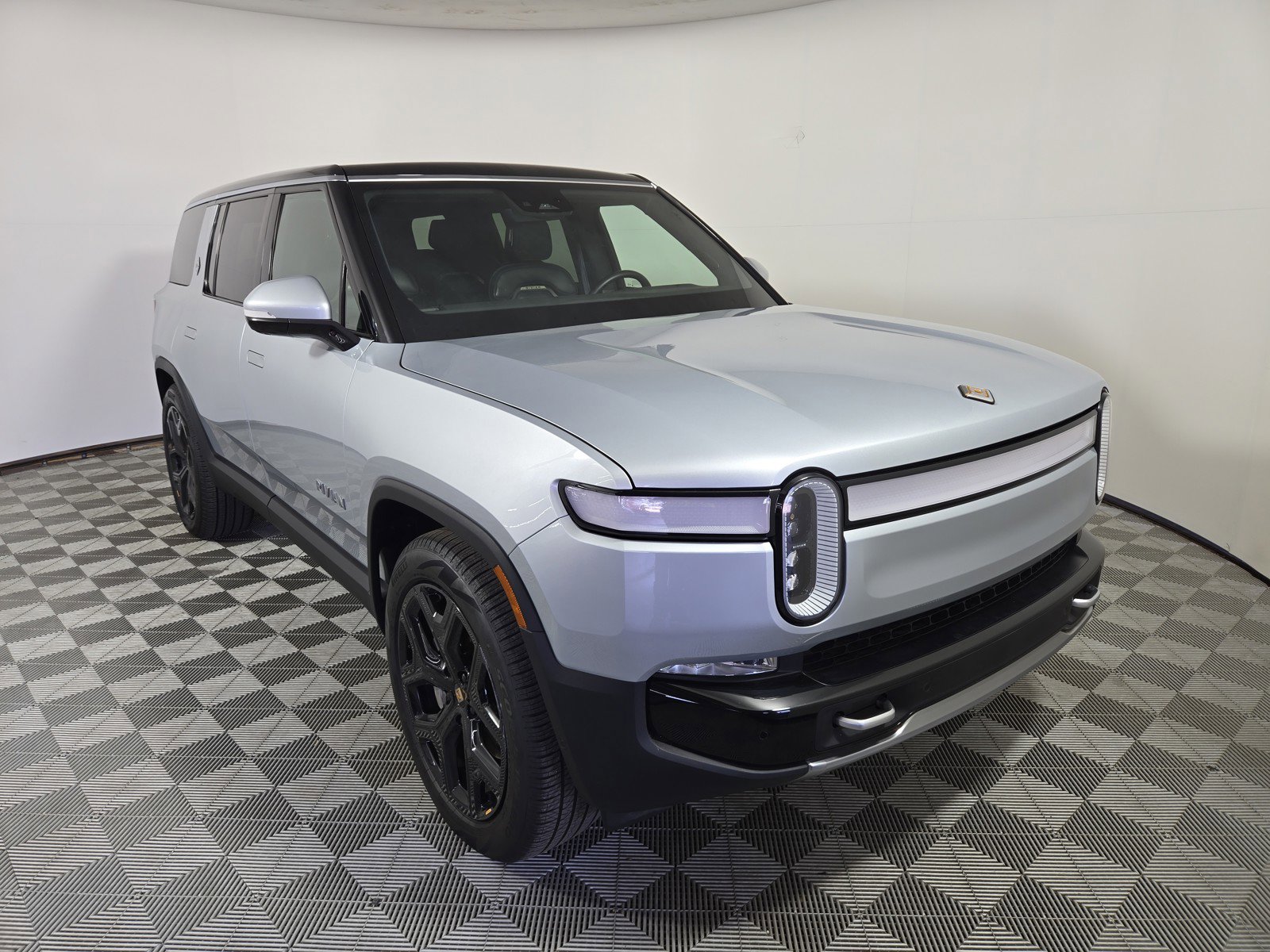 Used 2024 Rivian R1S Adventure AWD/4WD image 7