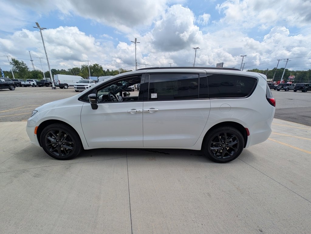New 2026 Chrysler Pacifica Limited image 7