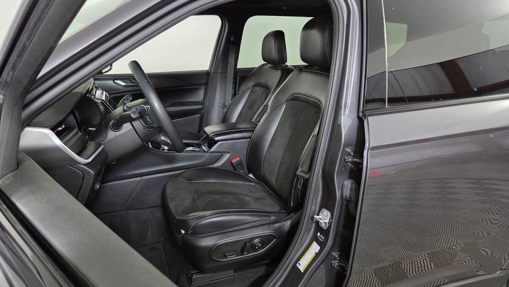 Used 2023 Jeep Grand Cherokee L Laredo AWD/4WD image 17