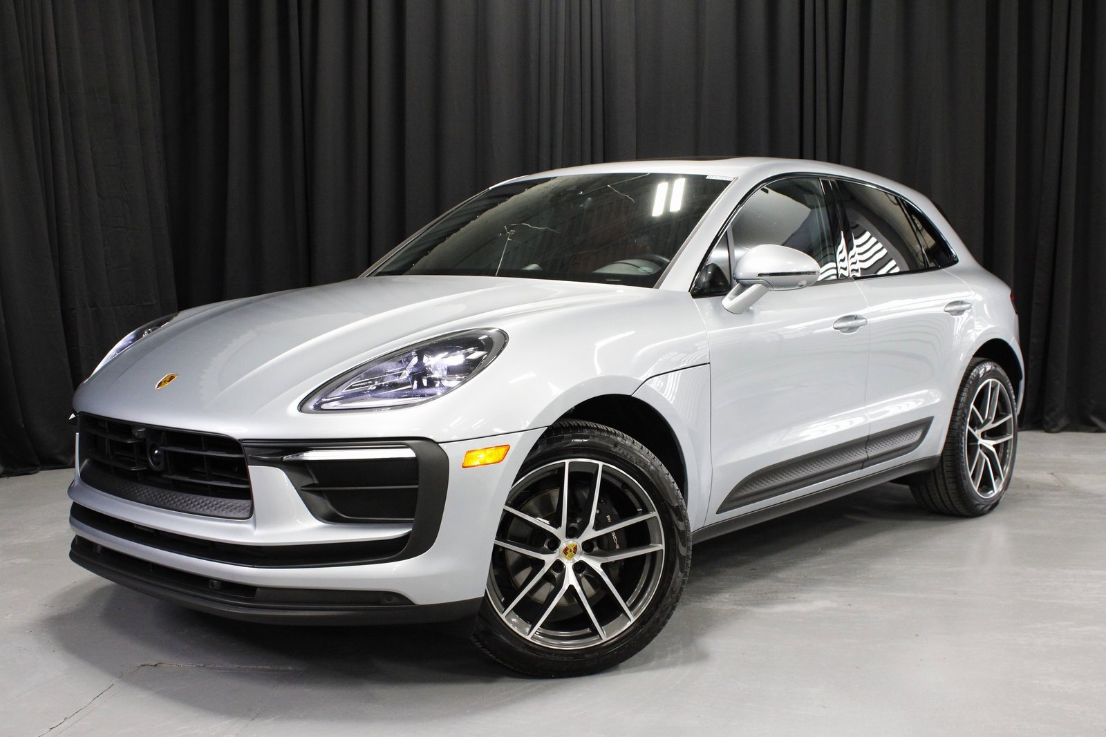 Certified 2025 Porsche Macan image 1