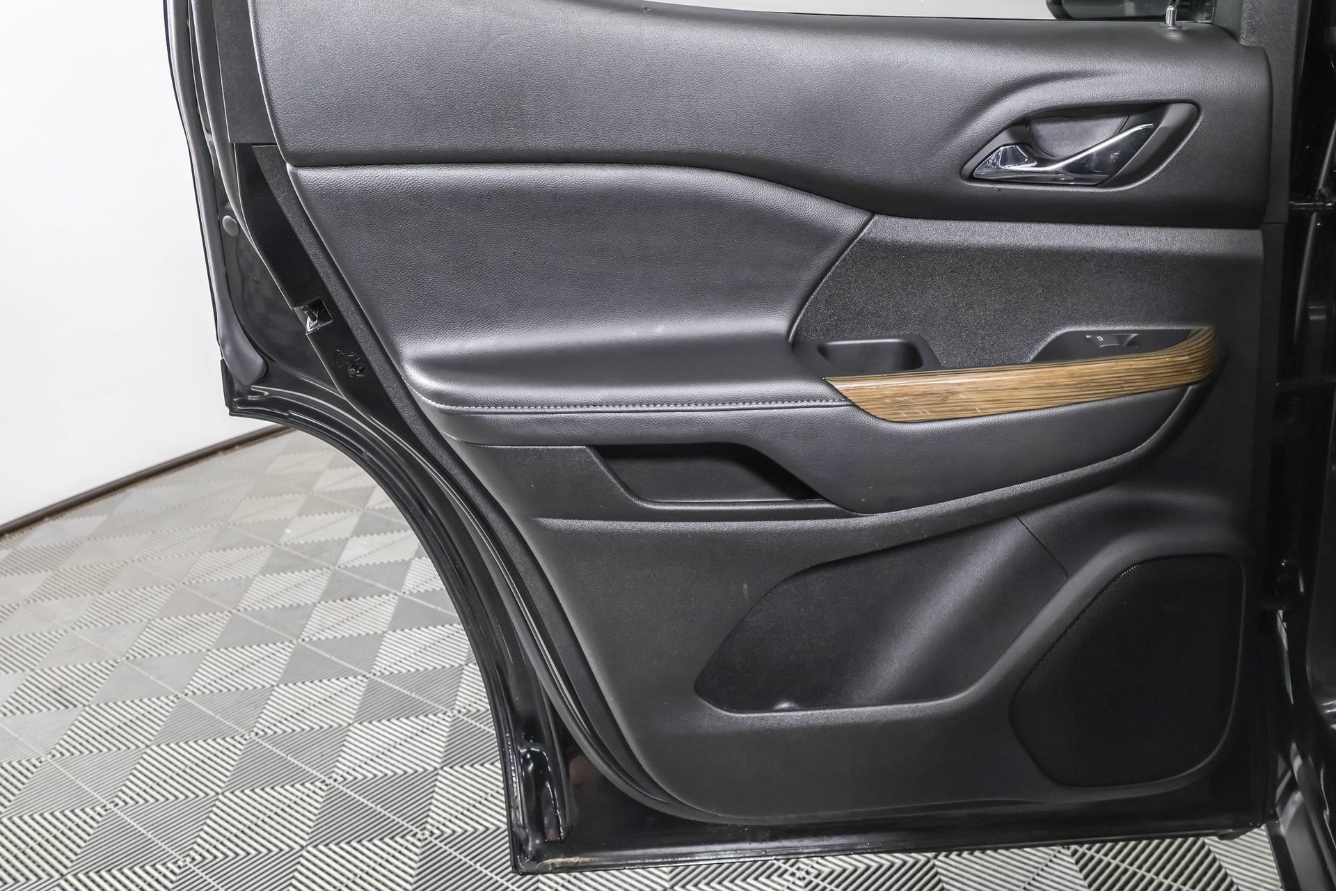 Used 2023 GMC Acadia SLE w/ LPO, Floor Liner Package image 41