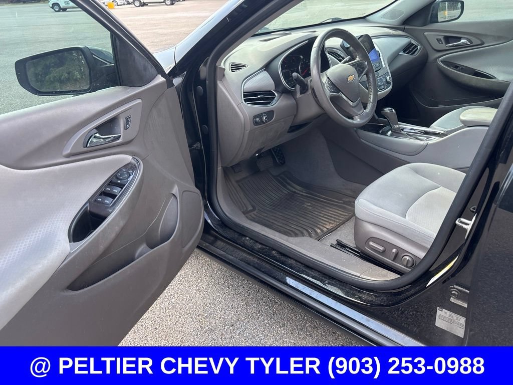 Used 2017 Chevrolet Malibu LT FWD image 11