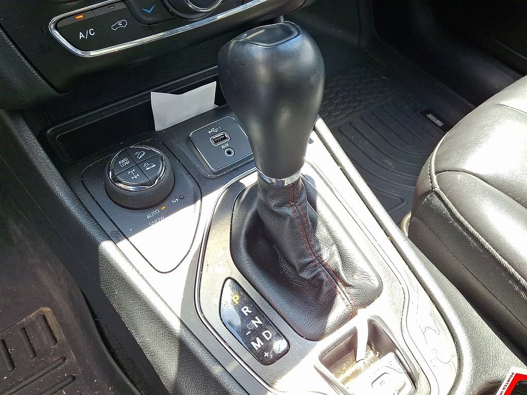Used 2019 Jeep Cherokee Trailhawk w/ Comfort/Convenience Group AWD/4WD image 13