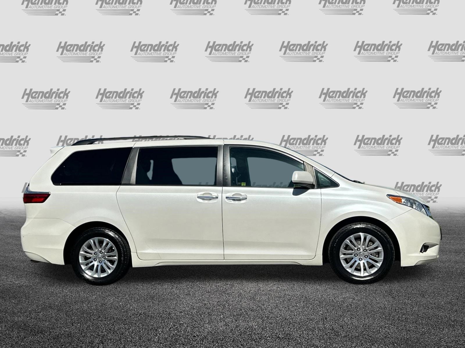 Used 2015 Toyota Sienna XLE w/ XLE Navigation Package image 3