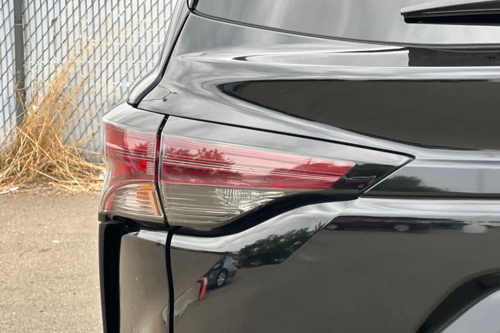 Certified 2025 Toyota Sienna LE FWD image 23