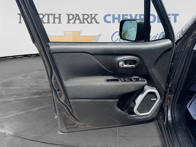 Used 2021 Jeep Renegade Latitude w/ Sun & Sound Group FWD image 10