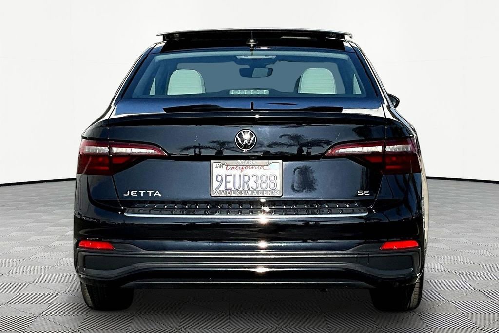 Used 2023 Volkswagen Jetta SE w/ Panoramic Sunroof Package image 5