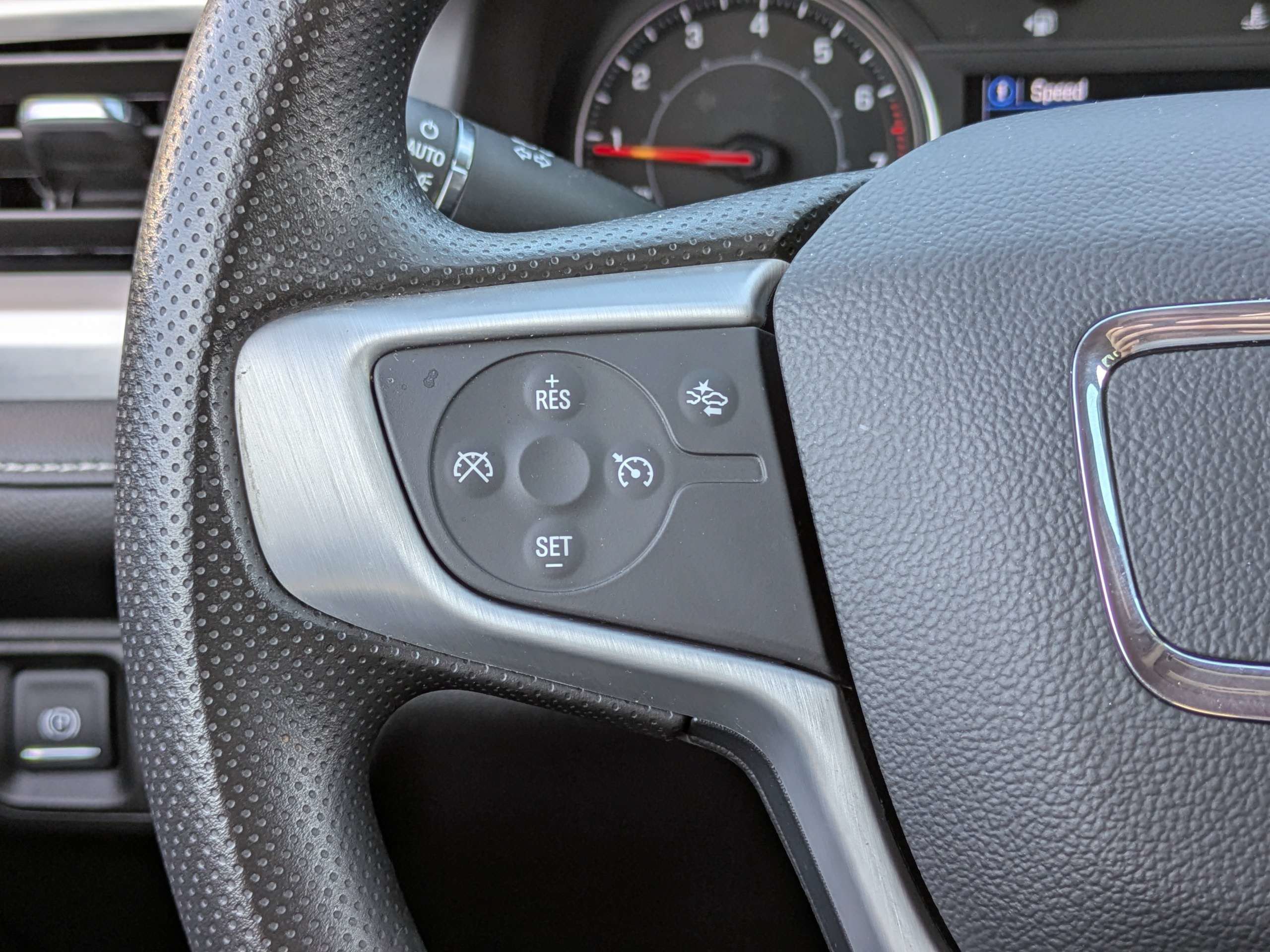 Used 2023 GMC Acadia SLE w/ Driver Convenience Package FWD image 25
