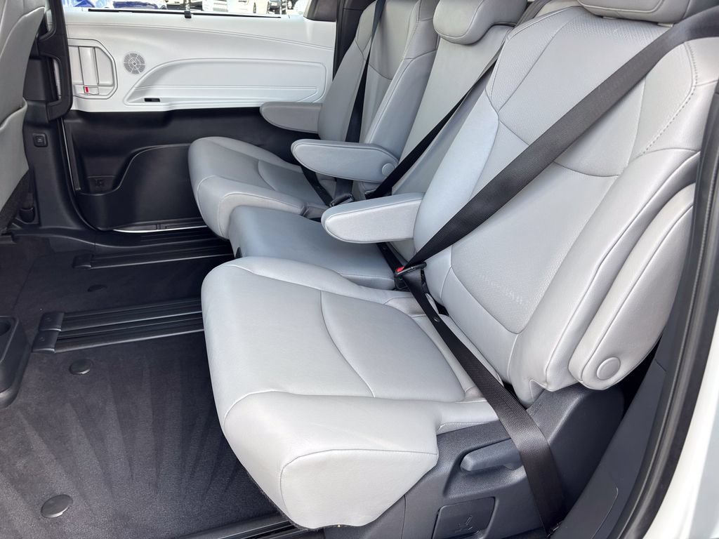 Used 2026 Toyota Sienna XLE FWD image 45