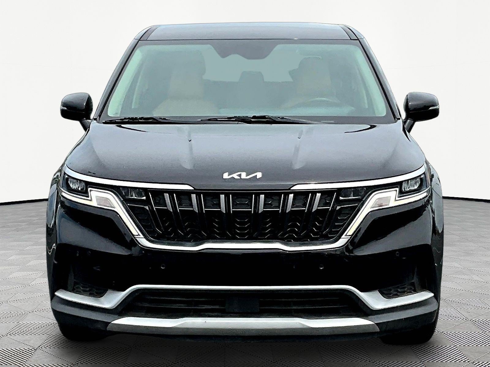 Used 2023 Kia Carnival EX FWD image 2