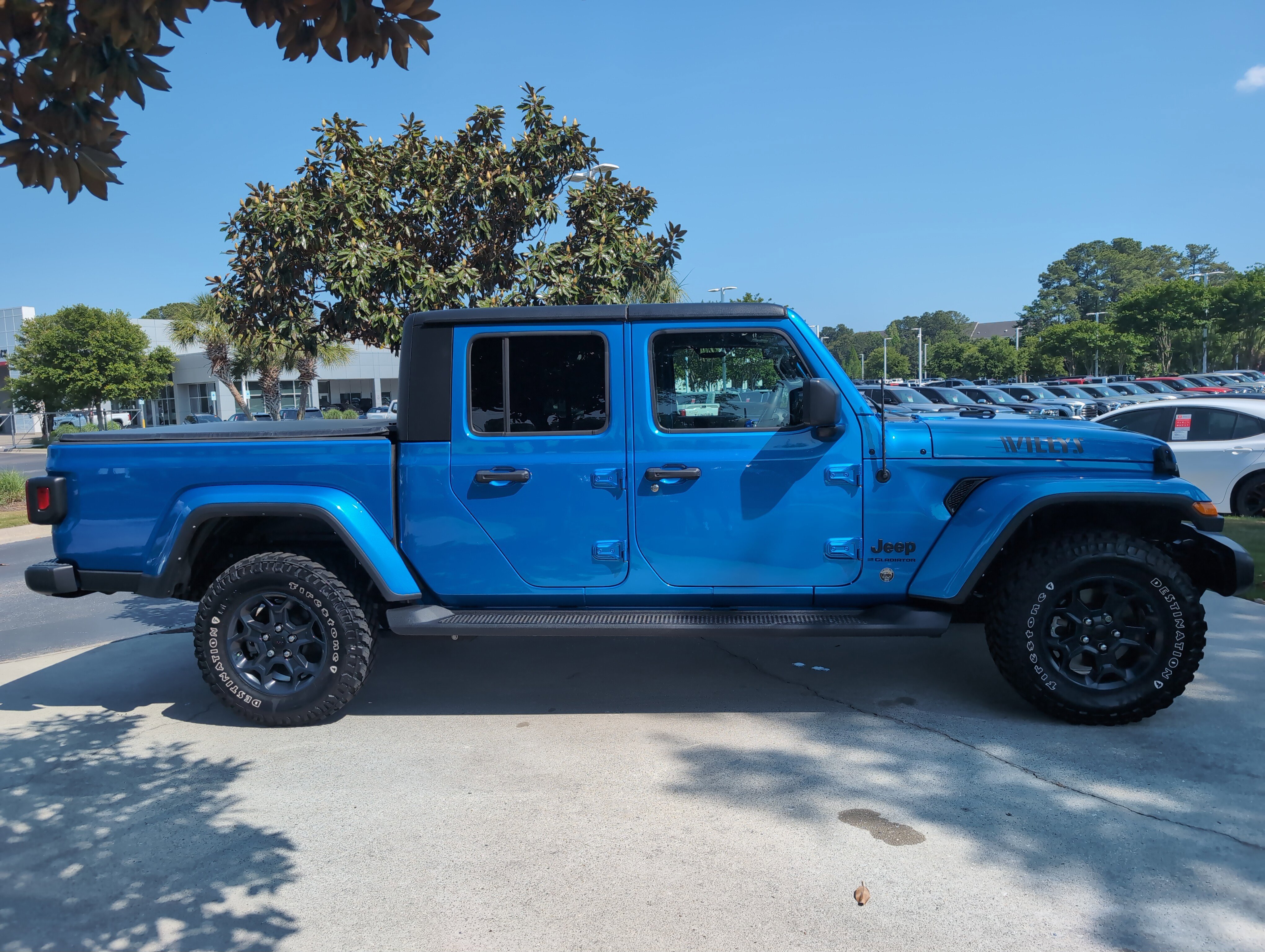 Used 2023 Jeep Gladiator Willys image 11