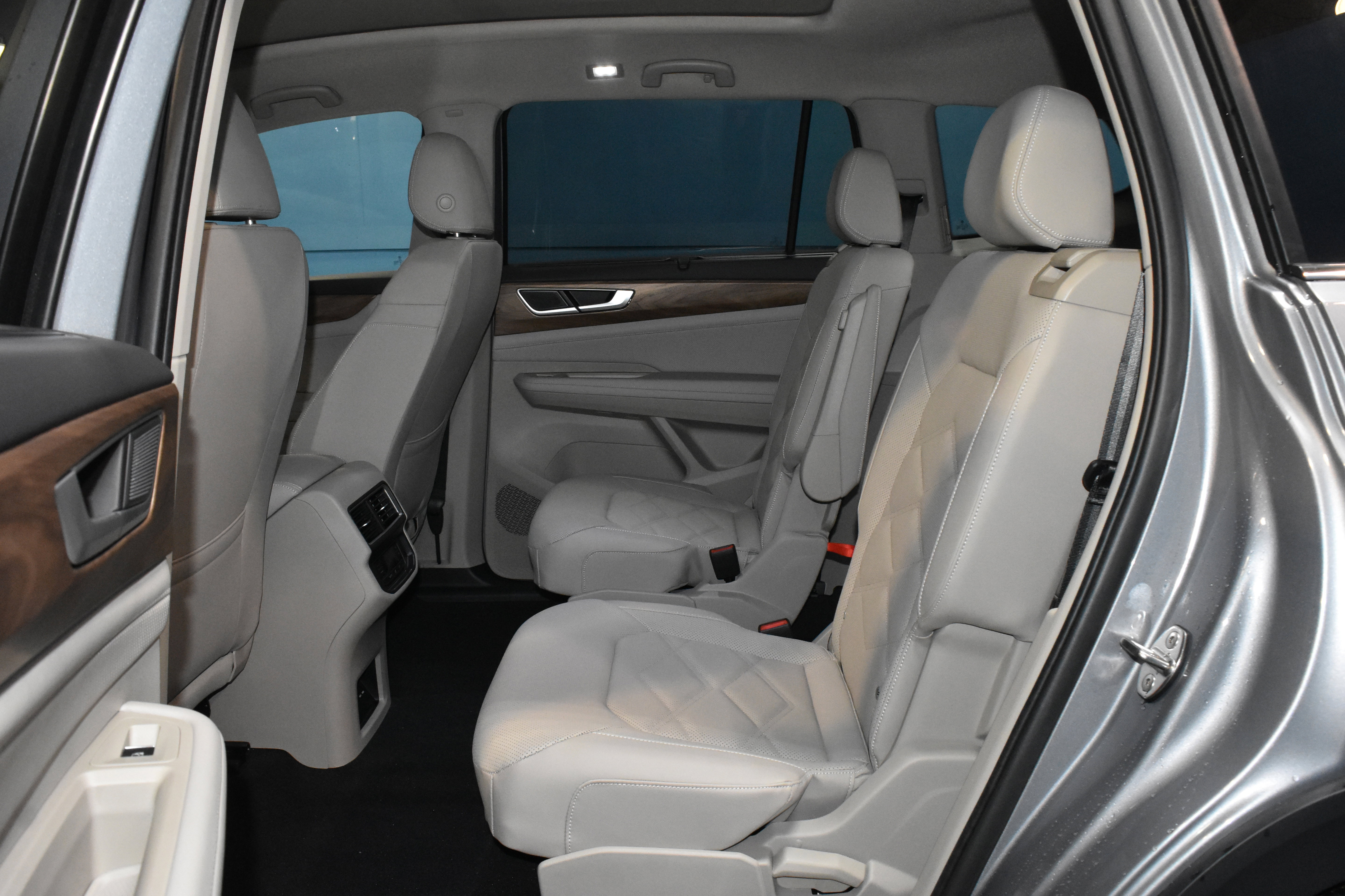 New 2026 Volkswagen Atlas SE FWD image 16