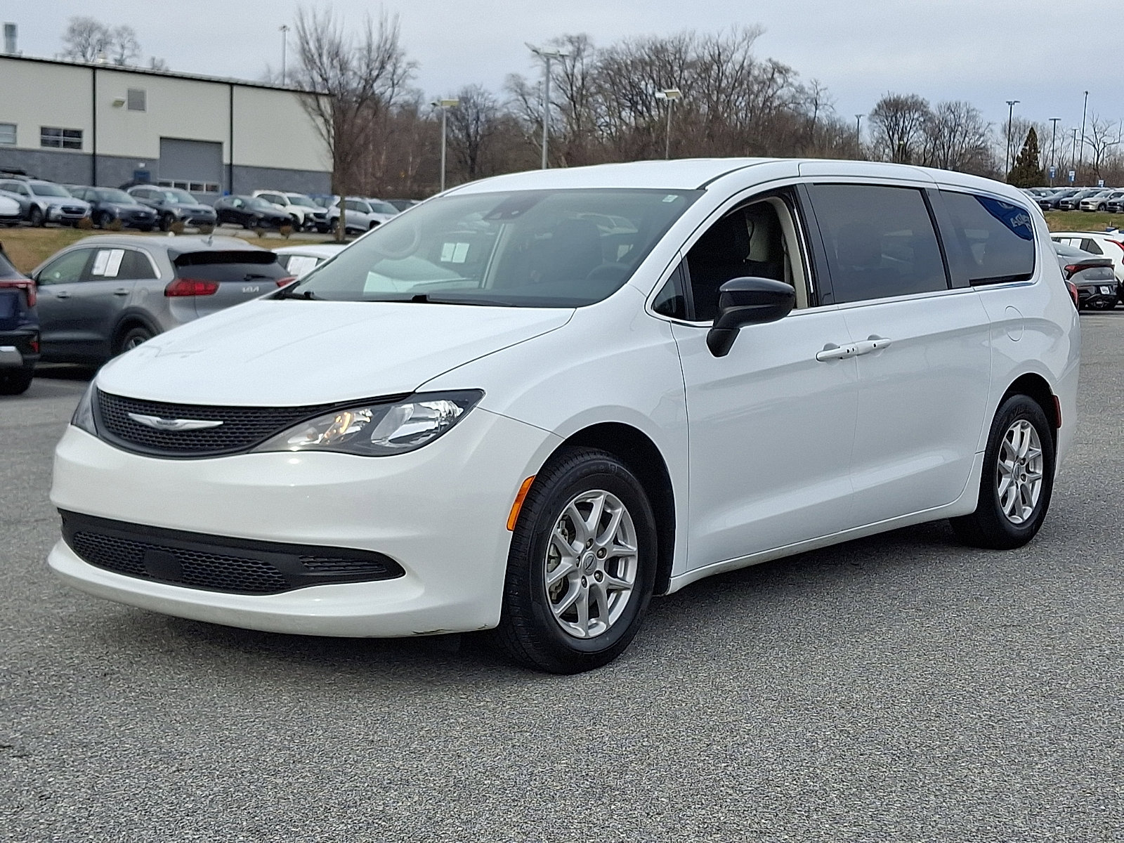 Used 2024 Chrysler Voyager LX image 3