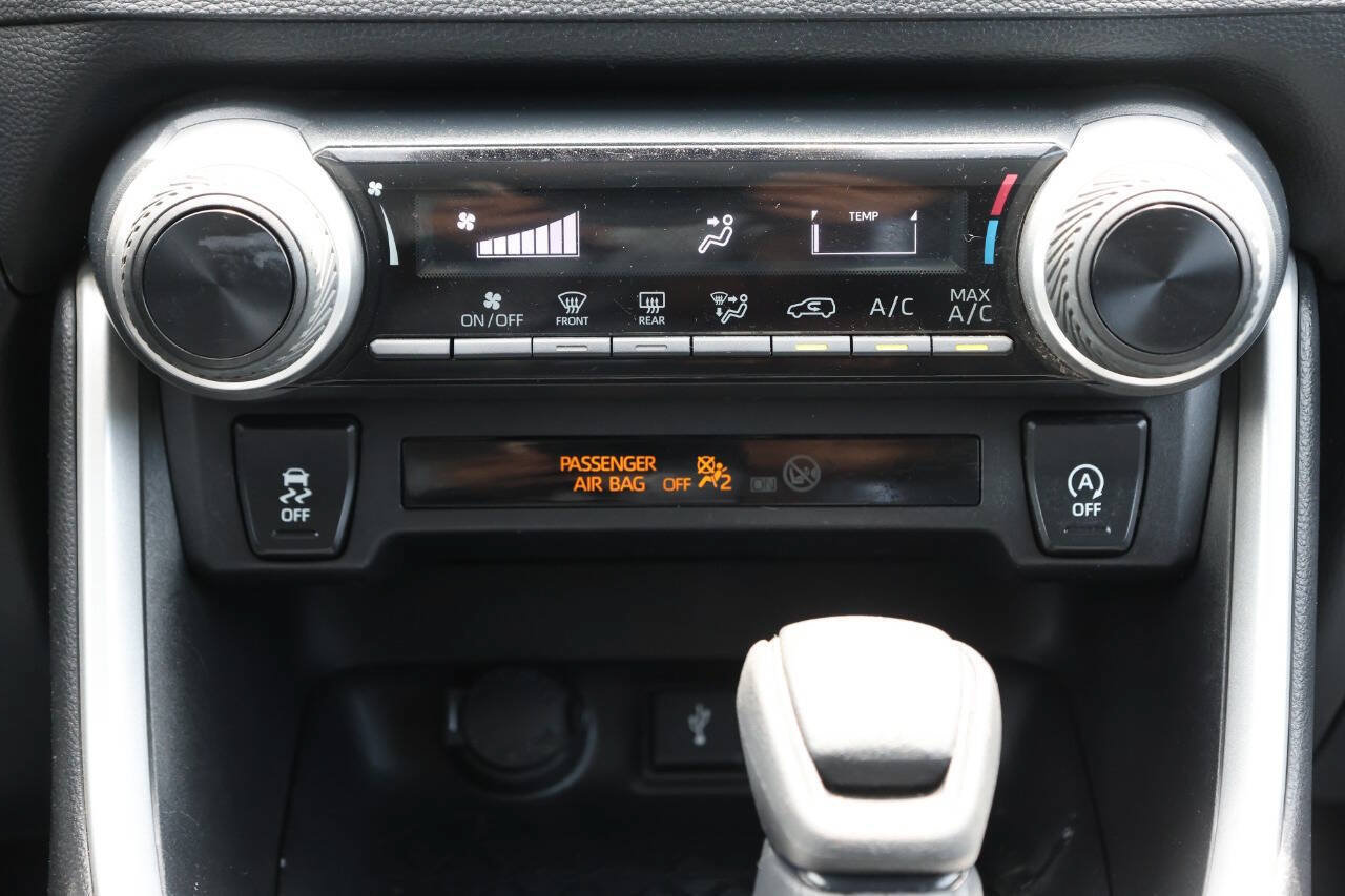 Used 2020 Toyota RAV4 LE AWD/4WD image 21