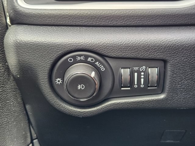 New 2026 Chrysler Pacifica Limited w/ Uconnect Theater Family Group FWD image 16