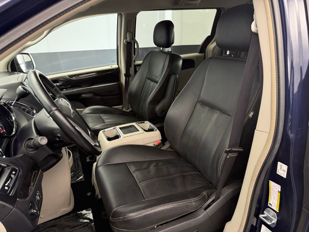 Used 2014 Chrysler Town & Country Touring image 37