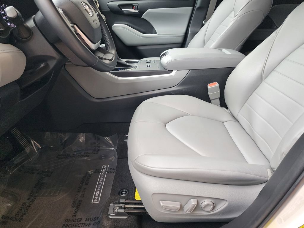 Used 2023 Toyota Highlander XLE FWD image 25