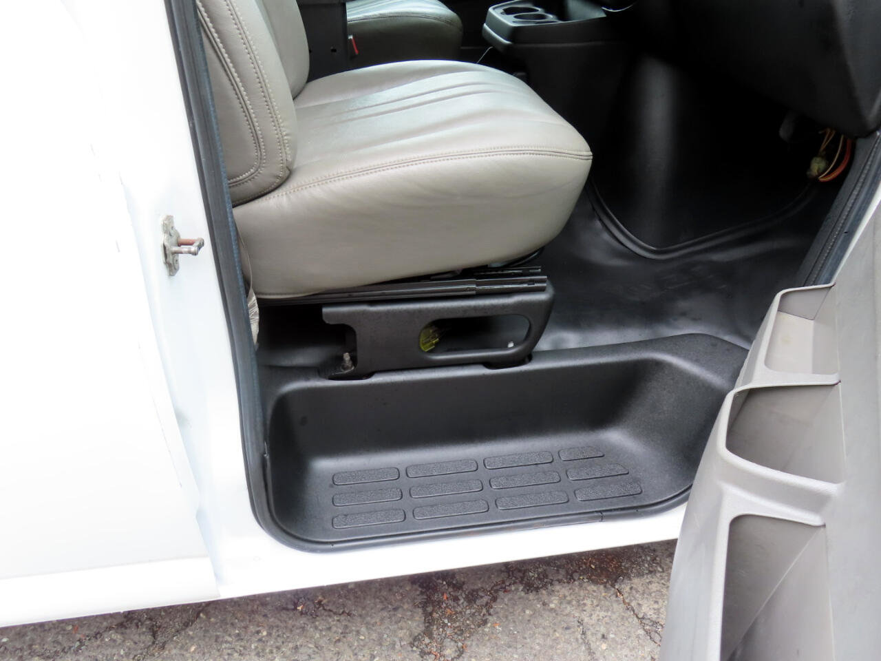 Used 2016 Chevrolet Express 2500 image 23