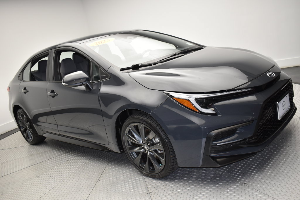 Used 2025 Toyota Corolla SE FWD image 3