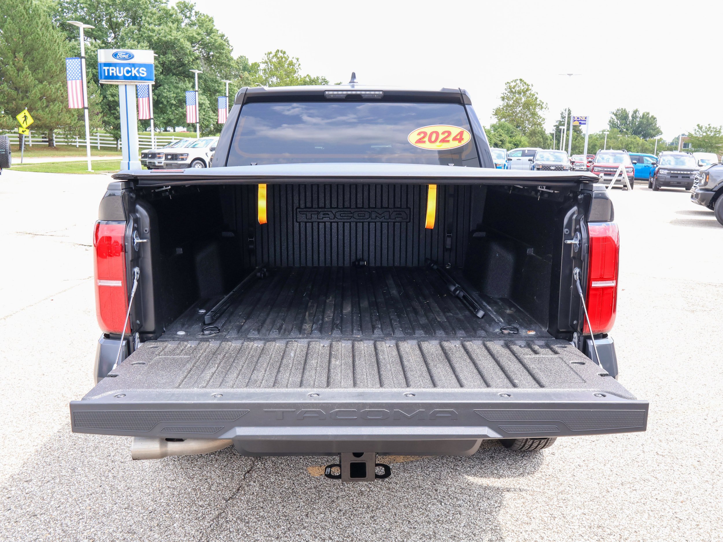 Used 2024 Toyota Tacoma SR5 AWD/4WD image 9