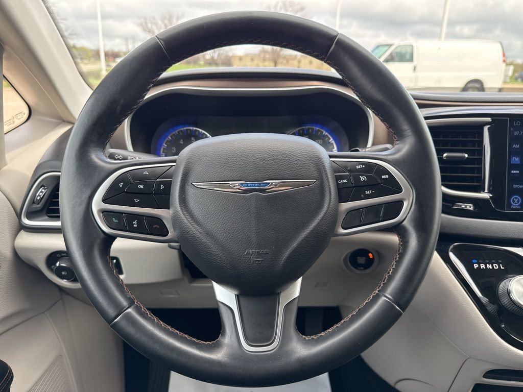 Used 2017 Chrysler Pacifica Touring-L image 12