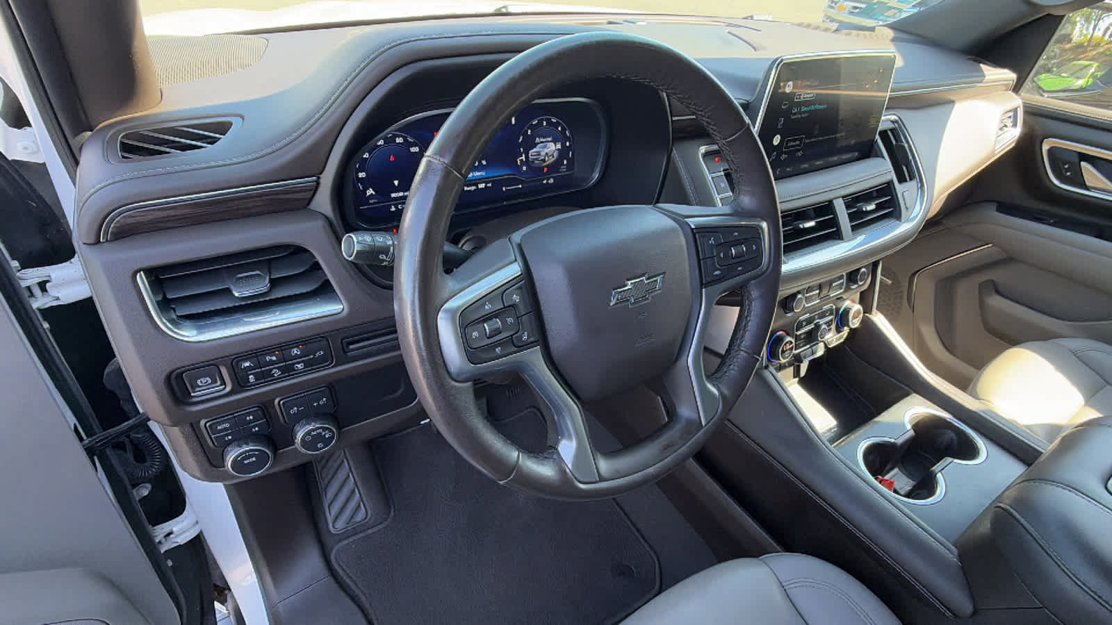 Used 2022 Chevrolet Tahoe Z71 w/ Luxury Package AWD/4WD image 10