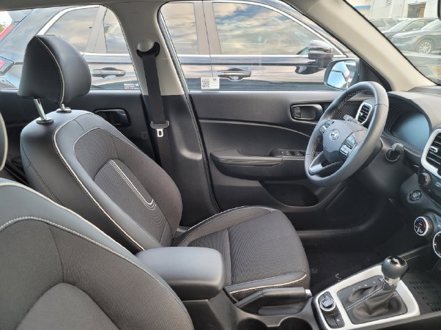 Used 2025 Hyundai Venue Limited FWD image 4